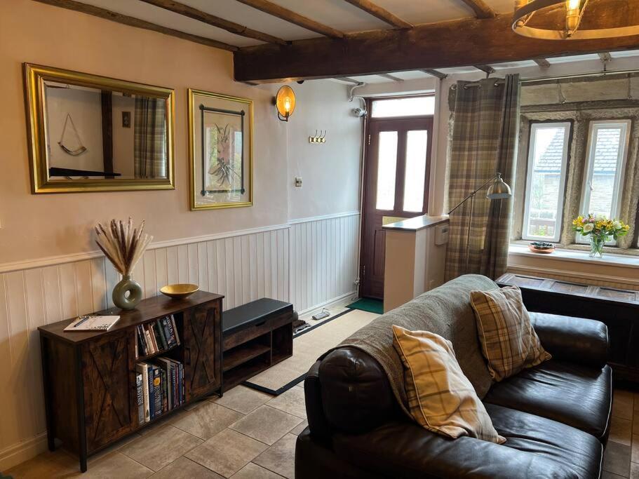 17Th Century Cottage With Hidden Garden Steeton Exterior photo