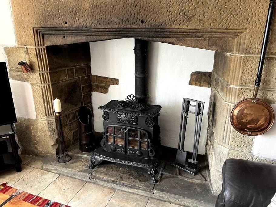 17Th Century Cottage With Hidden Garden Steeton Exterior photo